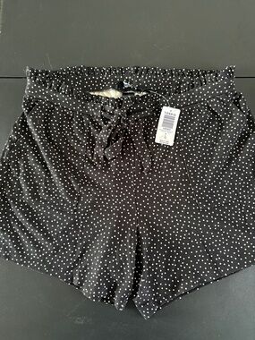 #T956 - NWT -Torrid 5” Pointe Paperbag Black White Polka Dot Pull On Shirts - 0X
